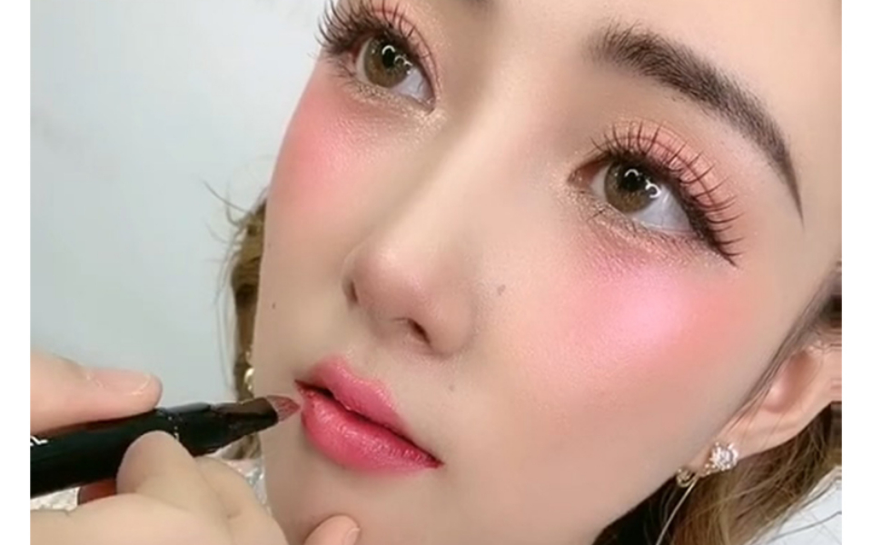 化妆小技巧-时尚与传统中式结合唇妆描画